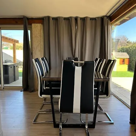 Hébergement de vacances Maison En Avec Piscine - 6/8 Personnes